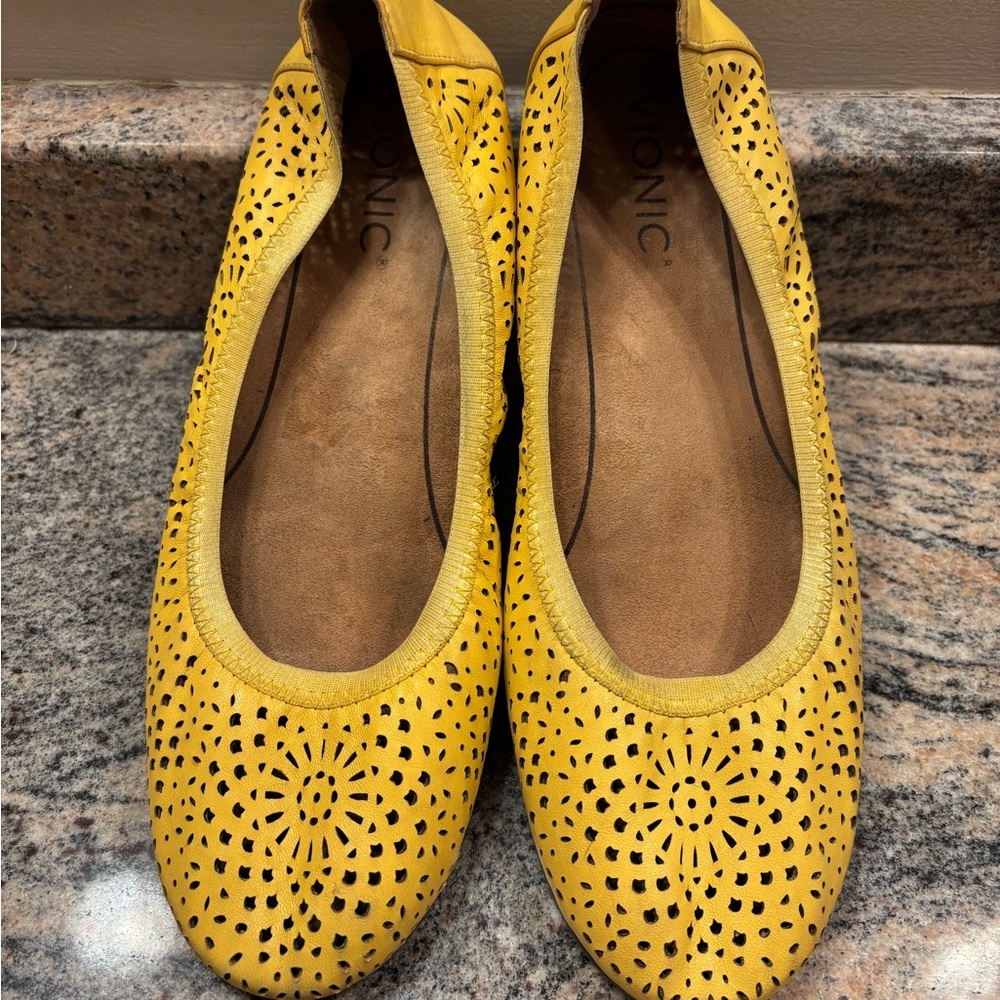 VIONIC LEATHER BALLET FLAT SIZE 8.5